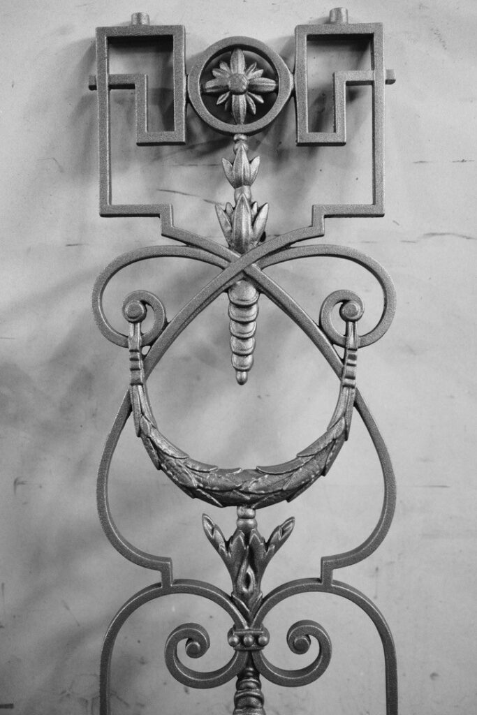 Atelier de fonderie avec équipements industriels