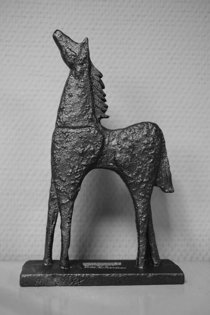 Pièces métalliques posées dans l'atelier